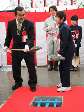 【打設】月舘小学校 中山君　伊達市長