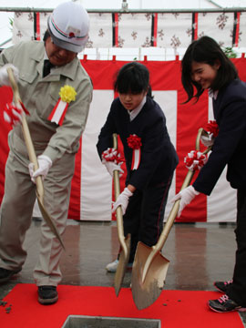 【打設】月舘小学校 松本さんと佐藤さん　オリエンタル白石 東北支店長