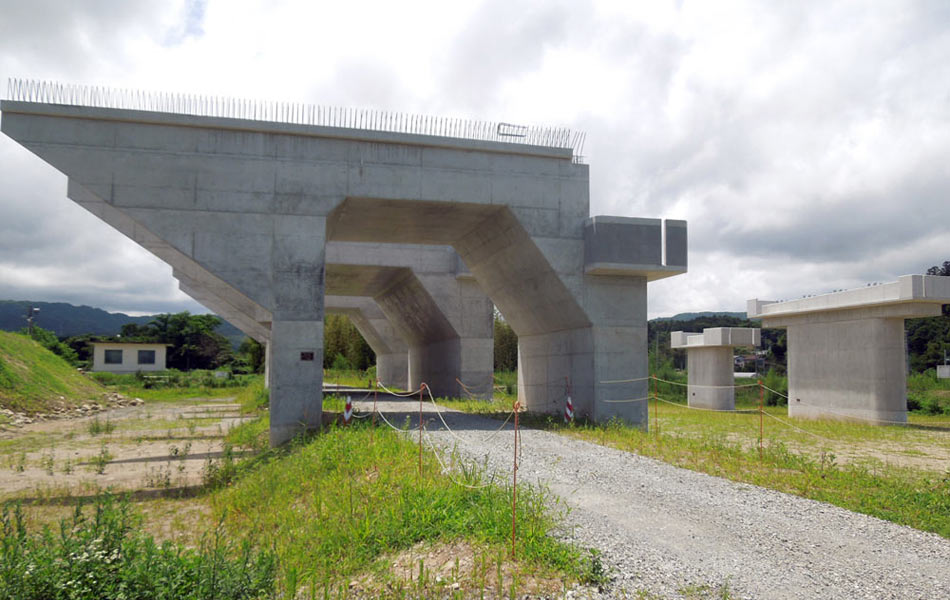 東北中央自動車道 荒屋舗橋上部工工事 現場画像